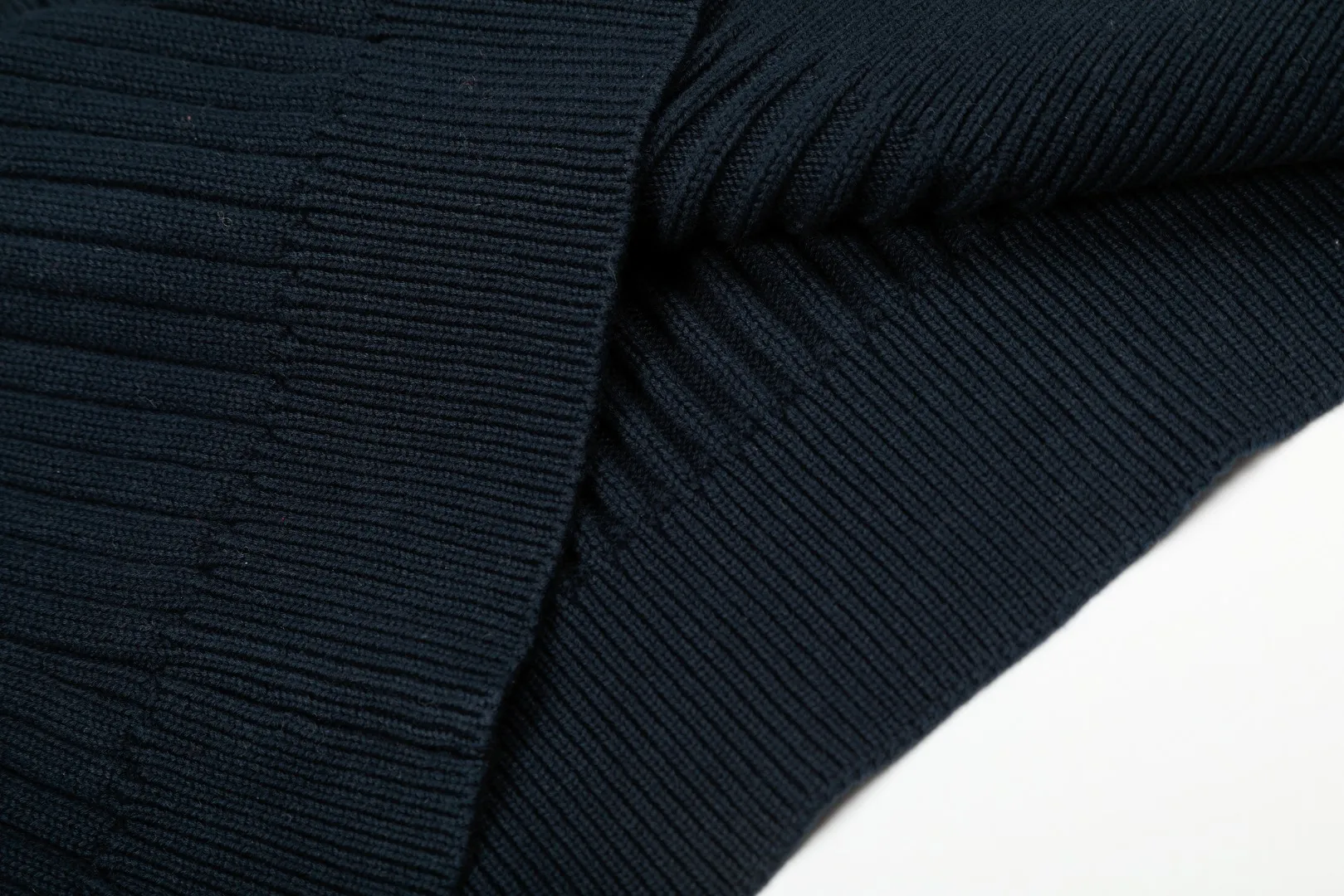 P250 Top quality" Style number: DS114# (not off the shelves all year round) [Ralph Lauren half-zip solid color pony embroidered logo striped knitted sweater] ✅Ralph Lauren half-zip classic basic versatile unisex couple pullover sweater ✅Main supplier platform live broadcast Wholesale entity Replenish when out of stock Not off the shelf ✅ZP quality 1:1 version Scan the code to enter the GF website Counter quality ✅Detailed quality The only one in Guangzhou Imported quality cotton yarn, focusing on high-end, cost-effective, good quality needless to say. ✅Restore the original version. The maximum size can be worn up to 190 pounds. Loose, comfortable and stress-free. ✅The upper body is simple and easy to match. A must-have item for ootd. Good-looking clothes are never picky. Recommended must-have items in the wardrobe. Size: S-XL. Color: Black, white, gray, khaki, navy blue, white label, red gold label.
